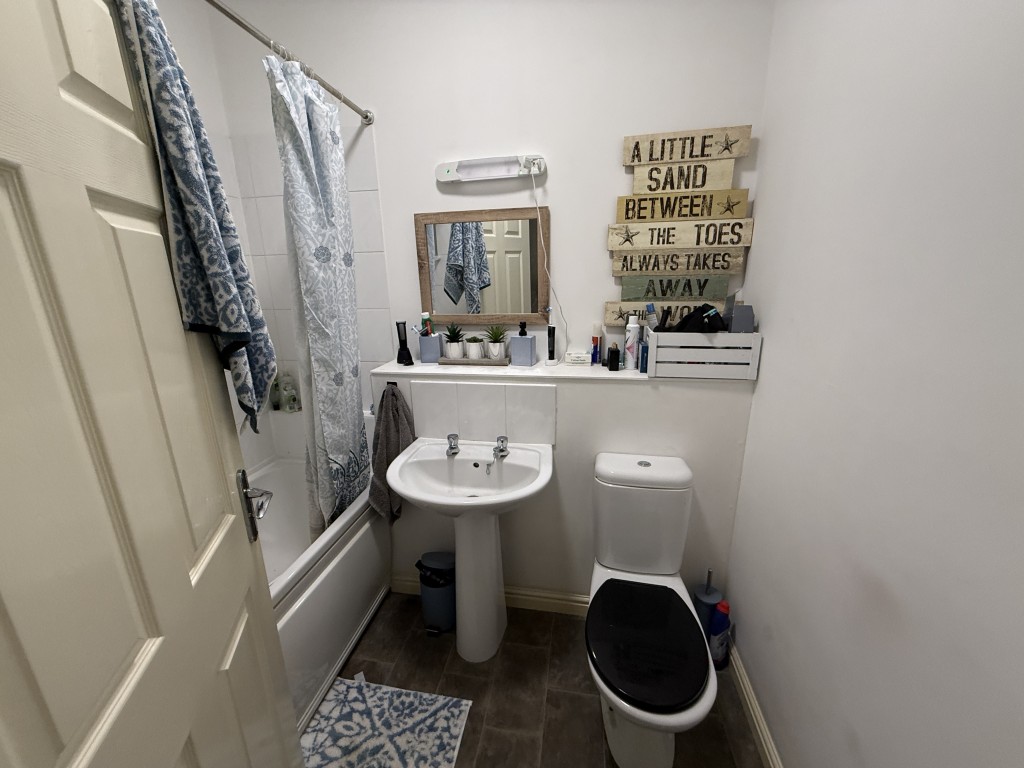 Lot: 47 - MIXED RESIDENTIAL AND COMMERCIAL TOWN CENTRE INVESTMENT - Flat 2 bathroom